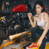 Người đẹp khoe “vòng 3” căng đầy bên Triumph Bonneville Bobber