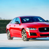 Jaguar XE 300 Sport "đánh bại" nhà vô địch trượt băng tốc độ thế giới