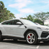 Siêu xe Lamborghini Urus ra biển trắng với ý nghĩa "cực chất"