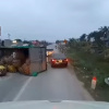 Xe tải lật tung hàng giữa đường, nguyên nhân tai nạn khiến nhiều người phẫn nộ