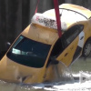 Taxi lùi xuống sông sau khi vào cua mất lái trên đường trơn
