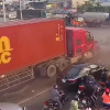 Container lại càn quét tan hoang loạt ô tô xe máy dừng chờ đèn đỏ trên QL1K