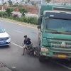 May mắn thoát chết sau khi phi cả người lẫn xe vào gầm ô tô tải