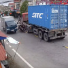 Xe máy đùa với "tử thần" trước đầu container và cái kết