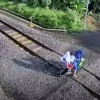 Ba mẹ con lái xe cắt qua đường ray khi tàu lao tới, cái kết thót tim