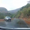 Vượt đường đèo trơn trượt, bán tải đâm rào chắn quay 180 độ