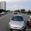 Lao ô tô vào làn ngược chiều, tài xế bấn loạn khi bị chặn đầu
