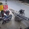 Xe chế chở sắt bay thùng lao thẳng vào thanh niên rửa xe