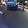 Ôm cua tốc độ 'bàn thờ', nam thanh niên 'chém' sườn xe tải văng xuống đường
