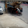 Dừng ở điểm mù, xe máy suýt bị ô tô trộn bê tông nghiền nát