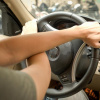 Những sai lầm nguy hiểm thường gặp khi cầm vô lăng ô tô