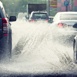 Những lưu ý để bảo vệ xe trong ngày mưa gió