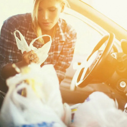 Những vật dụng không nên để trong ô tô trời nắng nóng