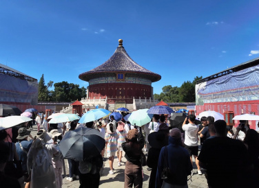 Du khách hàng năm đến thăm quan Thiên Đàn rất đông.