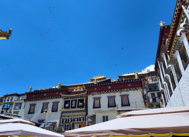 Nằm ở phía tây bắc tỉnh Vân Nam (Trung Quốc), Shangri-La nổi tiếng với vẻ đẹp hùng vĩ của núi non, thảo nguyên bạt ngàn, hồ xanh trong vắt và những ngôi làng Tây Tạng cổ kính.