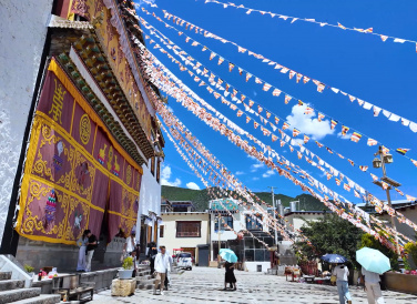 Không khí tại Shangri-La vừa thiêng liêng vừa kỳ bí.