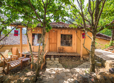 Thèn Pả là một bản nhỏ nằm ở xã Lũng Cú, huyện Đồng Văn, Hà Giang - ngay gần điểm cực Bắc của Tổ quốc