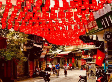 Trong cái se lạnh dịu dàng của những ngày đầu thu, Hà Nội như khoác lên mình chiếc áo rực rỡ khi từng con phố rợp trời cờ đỏ sao vàng.