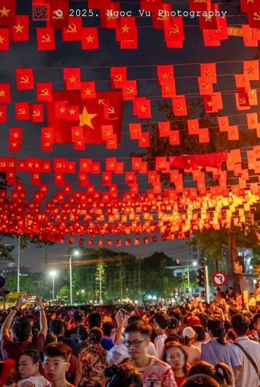 Người người xuống phố, trên tay là những lá cờ nhỏ, hòa chung niềm vui của ngày Tết Độc lập.