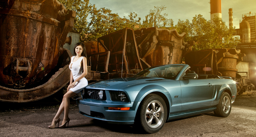 “Chân dài” tạo dáng quyến rũ bên xe thể thao cơ bắp Ford Mustang
