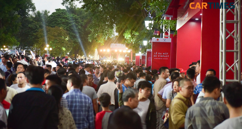 Vừa tò mò, vừa nóng ruột, người dân Hà Nội đổ xô đi xem xe VinFast