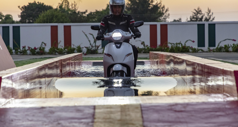 Kinh ngạc xe máy điện VinFast Klara thử ngâm nước đến 30 phút