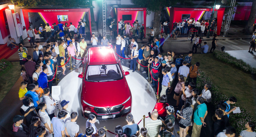 VinFast mang xe đi trưng bày trên khắp cả nước