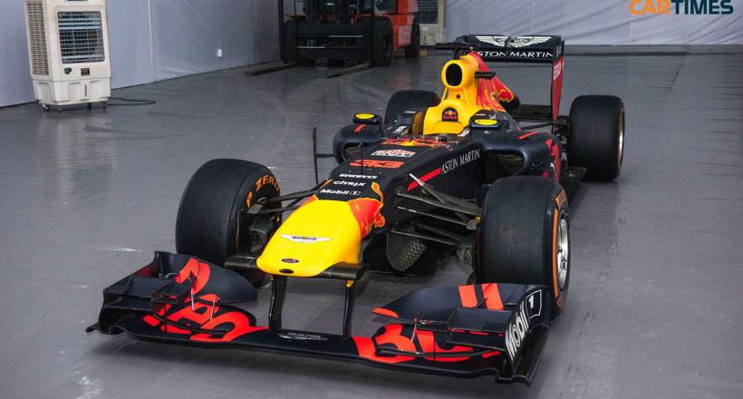 "Ngắm nghía" xe đua Công thức 1 xuất hiện tại Hoàng thành Thăng Long