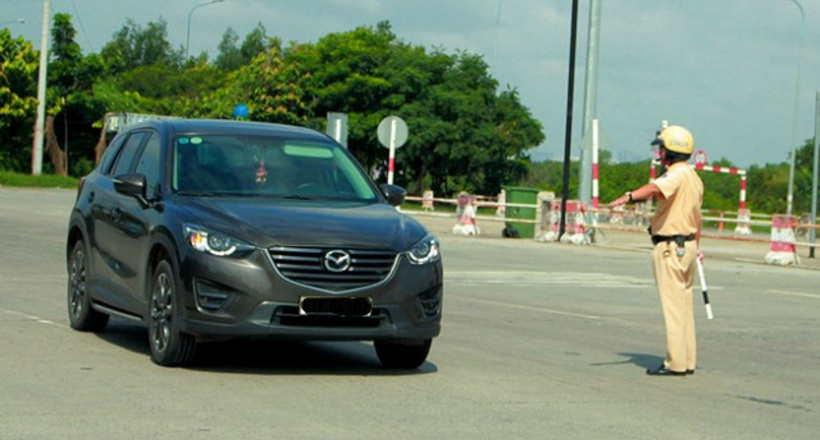 Bị CSGT dừng xe, tài xế nên xử lý thế nào?