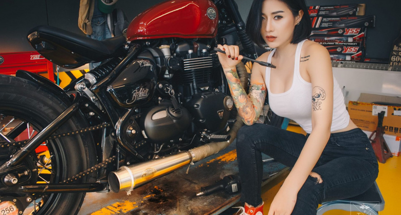 Người đẹp khoe “vòng 3” căng đầy bên Triumph Bonneville Bobber