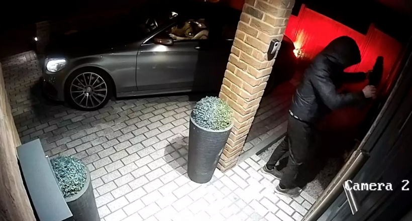 Trộm 'thổi bay' xe Mercedes trong 20 giây và đây là lý do