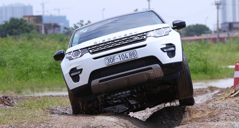 “Vác” xế sang tiền tỷ đi off-road ngay tại Hà Nội