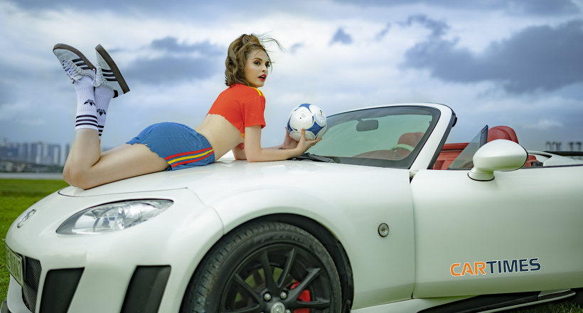 An Tây sexy "cặp kè" cùng xế độ thể thao Mazda MX-5 cổ vũ World Cup 2018