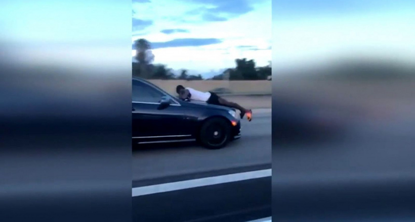 Bạn trai nằm trên nắp ca pô, nữ tài xế vẫn phóng Mercedes 113 km/h như phim hành động