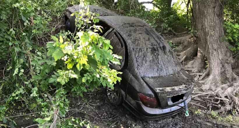 Bí ẩn chiếc Mercedes-Benz C300 nằm dưới lòng sông