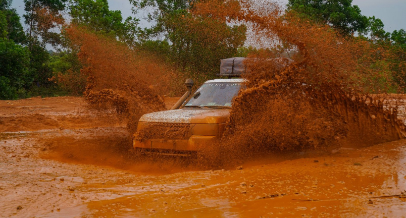 Dàn xế sang của ông chủ cà phê Trung Nguyên “tắm bùn”, lội nước ở “thánh địa offroad”