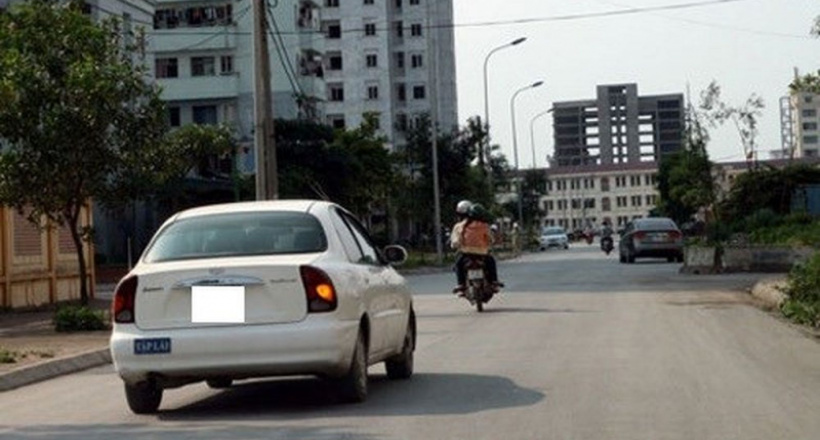 Ô tô rẽ không bật xi-nhan bị phạt bao nhiêu, năm 2018?