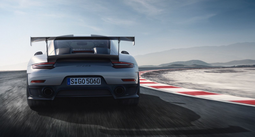 Porsche lại lập kỷ lục bán xe nửa đầu 2018