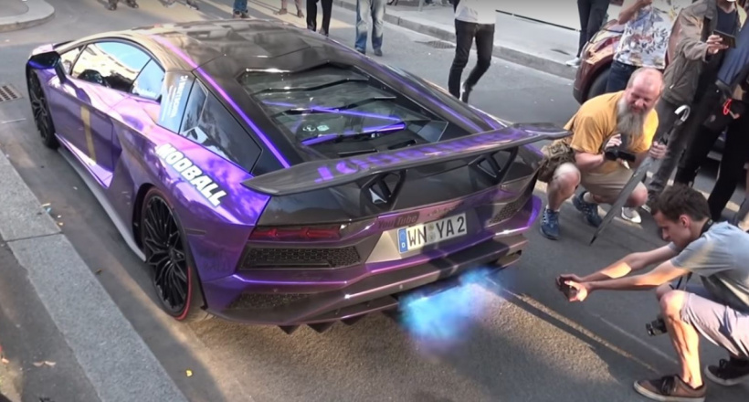 Siêu xe Lamborghini tím crôm mê hoặc đám đông nghìn người như "vật thể lạ"
