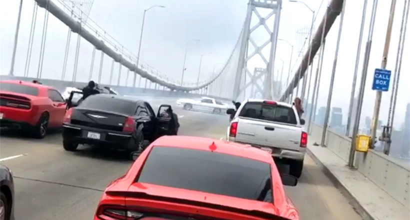 3 tài xế chặn cầu để trình diễn drift xe Ford Mustang... và cái kết "đắng"