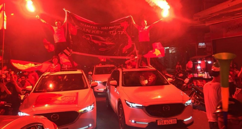 Muôn vàn kiểu phương tiện "đi bão" trong đêm Olympic Việt Nam chiến thắng