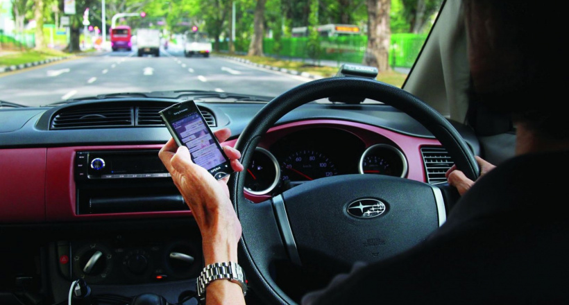 Vừa lái xe vừa dùng điện thoại bị phạt bao nhiêu?
