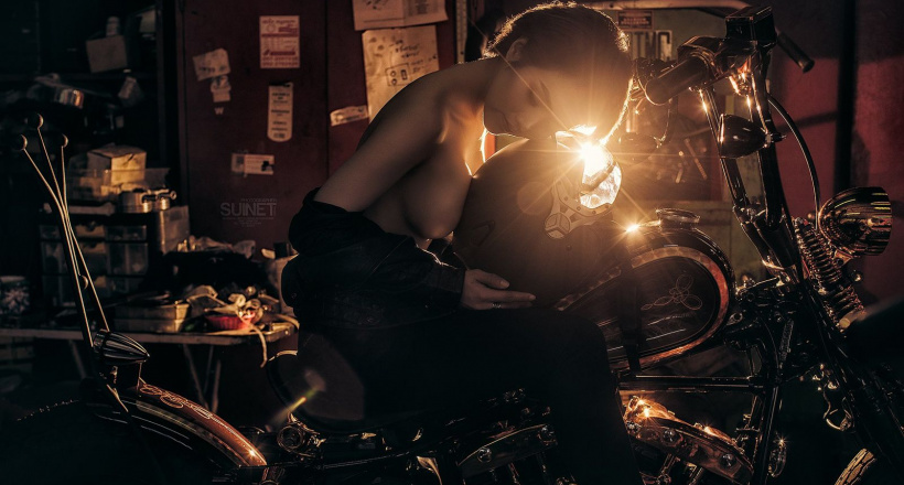 “Người đẹp ngực trần” khoe vẻ “nóng bỏng” trong gara khiến cánh đàn ông "rạo rực"