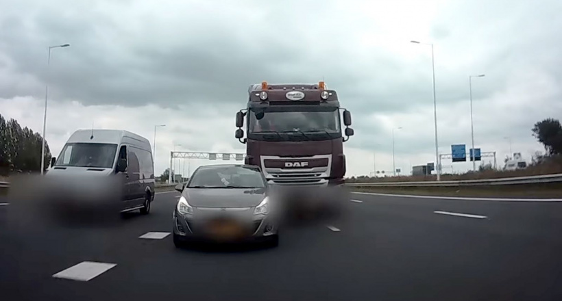 Ô tô tải bất ngờ 'thổi bay' xe con lại phía sau trên cao tốc