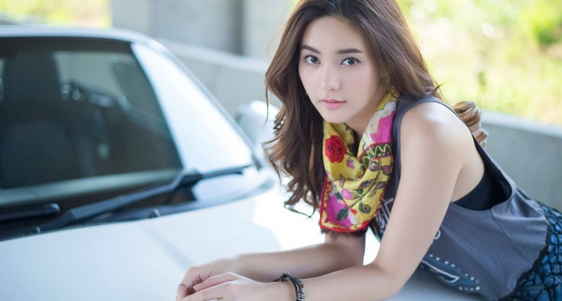 Mazda Miata lu mờ trước vẻ đẹp "khó cưỡng" của hotgirl "Bạc hà"