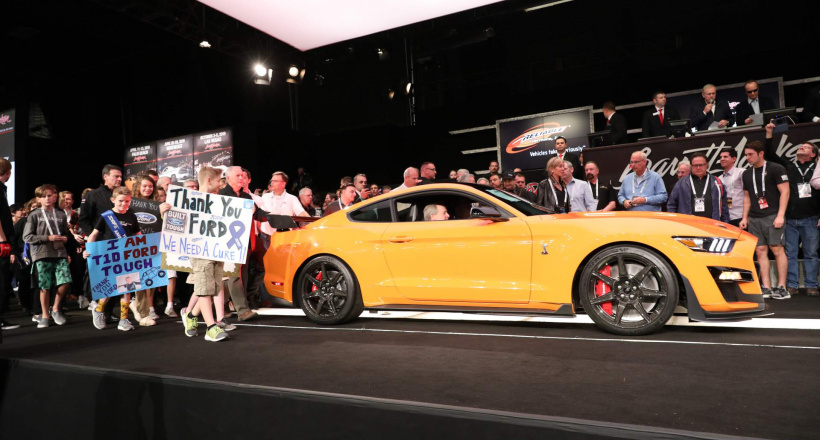 Ford Mustang Shelby GT500 2020 đầu tiên có giá đắt ngang 3 chiếc Lamborghini Aventador