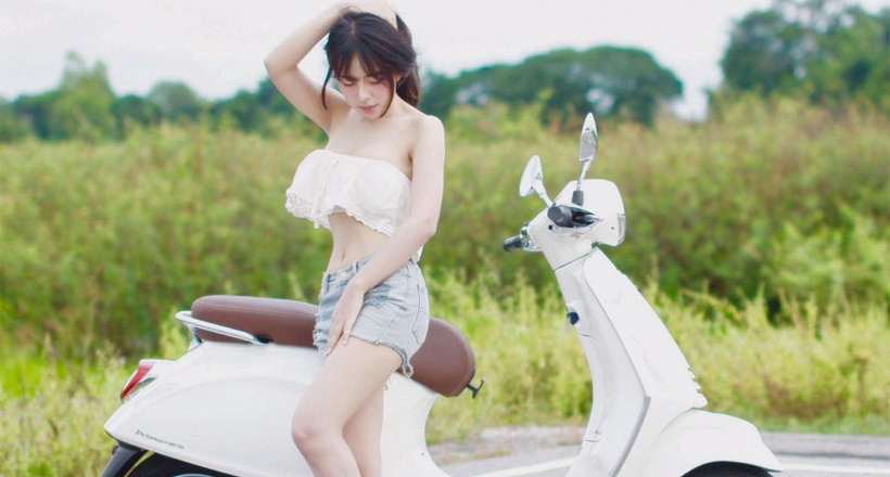 Ngắm vẻ đẹp đầy gợi cảm bên mẫu xe tay Vespa Primavera