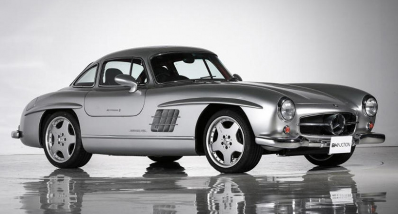 Ngắm xe hàng hiếm Mercedes-Benz 300SL phiên bản độ AMG với tay lái nghịch