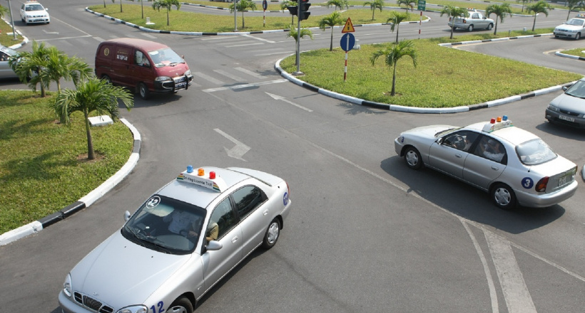 Sử dụng điện thoại khi đang thi sát hạch lái xe sẽ bị xử phạt như thế nào?