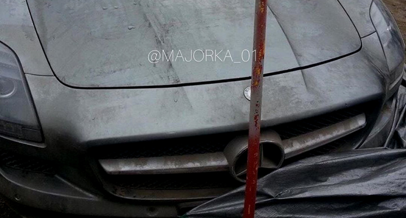 Thê thảm siêu xe Mercedes-Benz cửa cánh chim giá chục tỷ phủ bụi, mất lốp